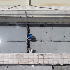 גג עם יריעות איטום ודלי צבע