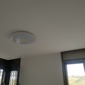 תקרה צבועה בלבן עם כתמים כהים ליד החלון