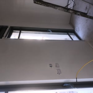 קיר גבס עם פתחים לשקעים וחלון גדול