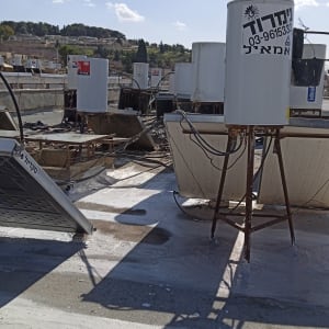 גג עם דודי שמש ואיטום גג