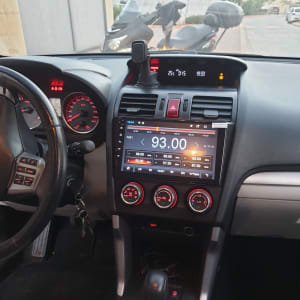 מערכת מולטימדיה ברכב עם תצוגת רדיו