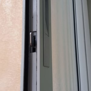 תקריב של תריס עם מנגנון נעילה מתכתי