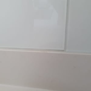 אריחי זכוכית לבנים על קיר