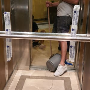 מראה במעלית עם מדבקות על הזכוכית