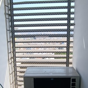 רשת מתכת על חלון למניעת כניסת יונים