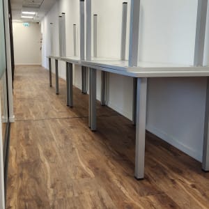 שולחנות הפוכים עם רגליים מתכתיות במסדרון