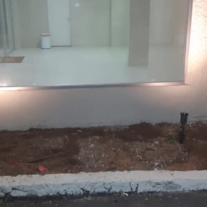 תאורת חוץ מותקנת על קיר ליד חלון זכוכית