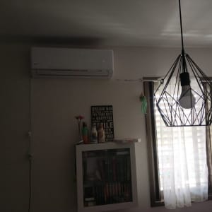 מזגן מותקן על קיר לבן בחדר מואר