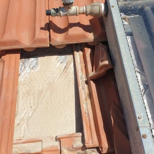 איטום גג רעפים עם חומרי איטום ואביזרים