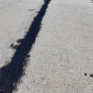 פסי איטום שחורים על גג שטוח