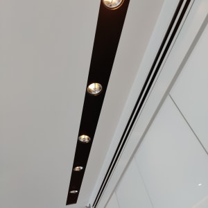 תאורה שקועה בתקרה עם נורות דולקות