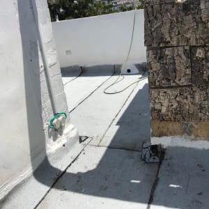 גג אטום עם יריעות ביטומניות וצינור ירוק