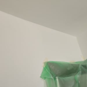 יריעת ניילון ירוקה מכסה חלק מהקיר