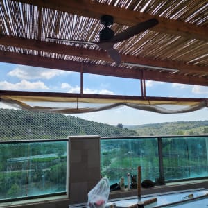 רשת נגד יונים מותקנת על מרפסת עם נוף הררי