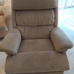 כורסה עם כתמים על הריפוד