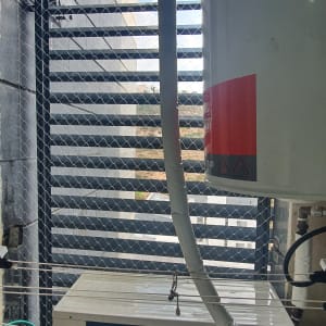 רשת מתכת למניעת כניסת יונים במרפסת