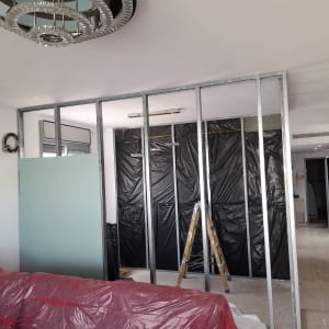 קיר גבס בבנייה עם מסגרת מתכת ולוח ירוק