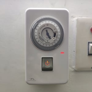 שעון טיימר חשמלי עם מתג הפעלה מואר