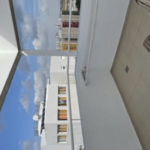 מרפסת עם קירות לבנים ורצפת אריחים