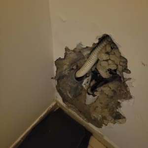 צינור גמיש יוצא מקיר שבור