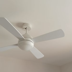 מאוורר תקרה לבן עם שלושה להבים