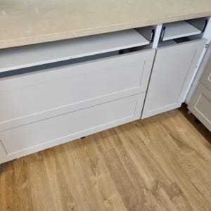 ארונות מטבח לבנים עם משטח עבודה בהיר