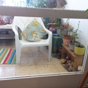 דלת זכוכית עם מסגרת לבנה במרפסת