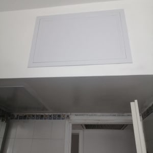 מסתור מגבס למזגן בחדר האמבטיה