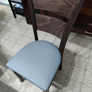 כיסא עם ריפוד מושב אפור על רצפה מרוצפת