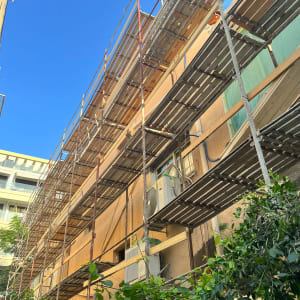 פיגומים גבוהים לצד בניין עם חלונות