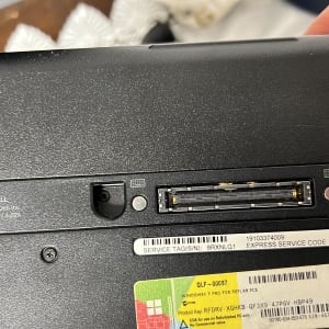 חלק תחתון של מחשב נייד עם תוויות ושקע חיבור