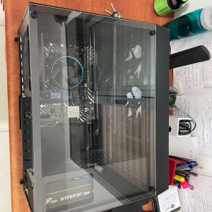 מחשב שולחני עם מארז שקוף, לוח אם ומאווררים