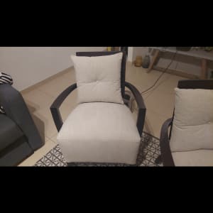 כורסאות מרופדות עם כריות בהירות על שטיח