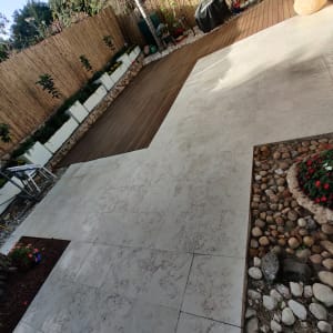 רצפת אבן נקייה בחצר עם צמחייה מסביב