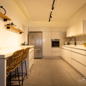 מטבח מודרני עם מדפים מעוצבים ותאורה תלויה