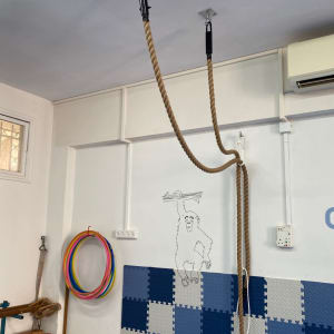 חבלים תלויים מהתקרה עם מחברים מתכתיים