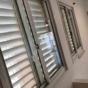 חלונות נקיים עם תריסים לבנים