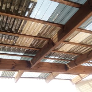 גג עץ עם לוחות פלסטיק שקופים