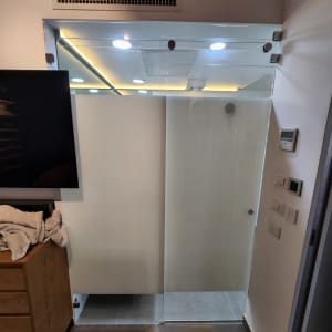 דלת זכוכית למקלחת עם תאורה עליונה