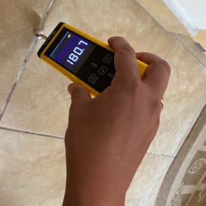 מד לחות דיגיטלי על רצפה עם תצוגה מוארת