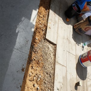 אזור חפירה ברצפה עם חומרים לאיטום