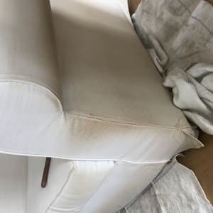 ספה בהירה עם כתמים ובד לניקוי