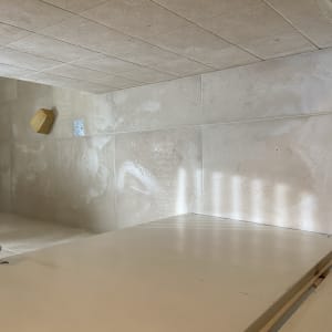 קיר אריחים עם סימני שיפוץ וספוג צהוב