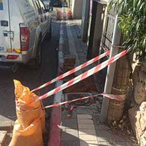 שקי חול וסרט סימון באתר שיפוצים ברחוב