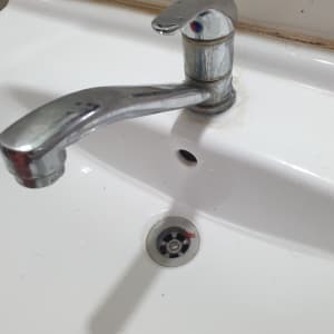 ברז כיור מתכת עם ידית אחת