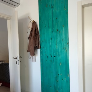 ארון עץ צבוע בטורקיז עם דלתות עץ