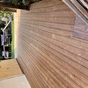 דק עץ בגינה עם שולחן וכיסאות