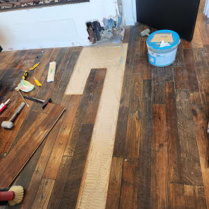 התקנת פרקט עץ עם דבק וכלים על הרצפה