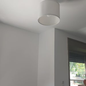 מנורה תלויה מהתקרה עם כבל חשמל מחובר