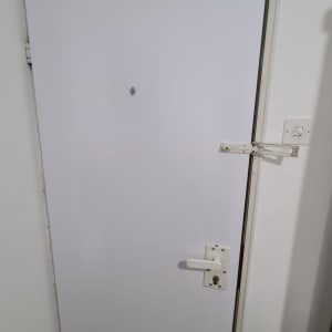 דלת לבנה עם ידית ומנעול